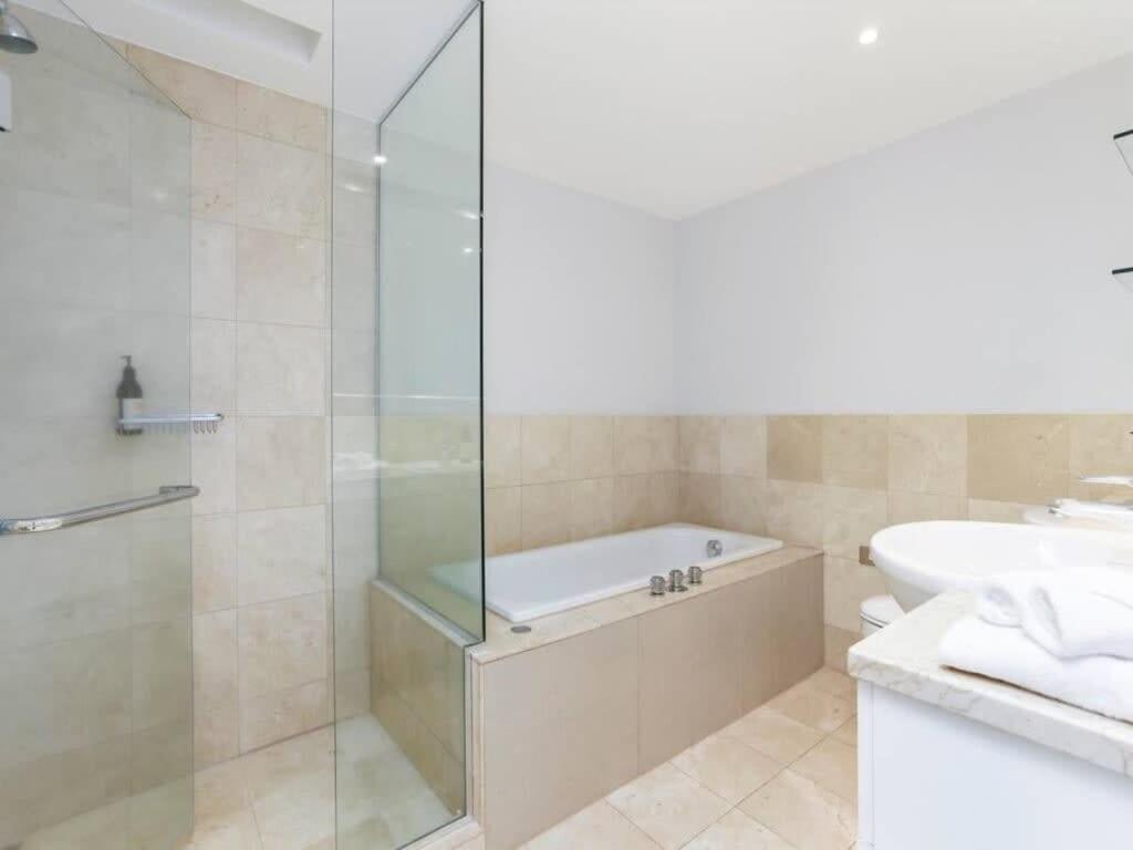 Bright One Bedroom Beauty With Balcony And Unbeatable Views Auckland Eksteriør billede